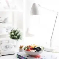 Profissional de nutrição verificando conformidade e qualidade alimentar